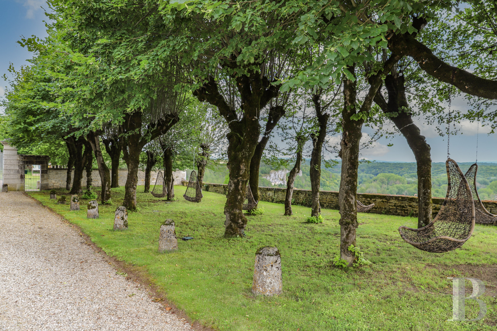 En Bourgogne, non loin de Vézelay, un château en bord de falaise surplombant l’Yonne - photo  n°42